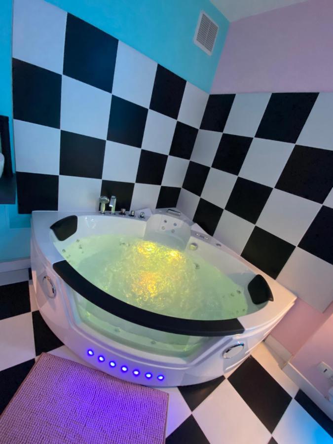 Capsule Miami Vice - Jacuzzi - Billard - Ecran Cinema & Netflix - Ping-Pong - Nintendo & Jeux- Liévin Exterior foto